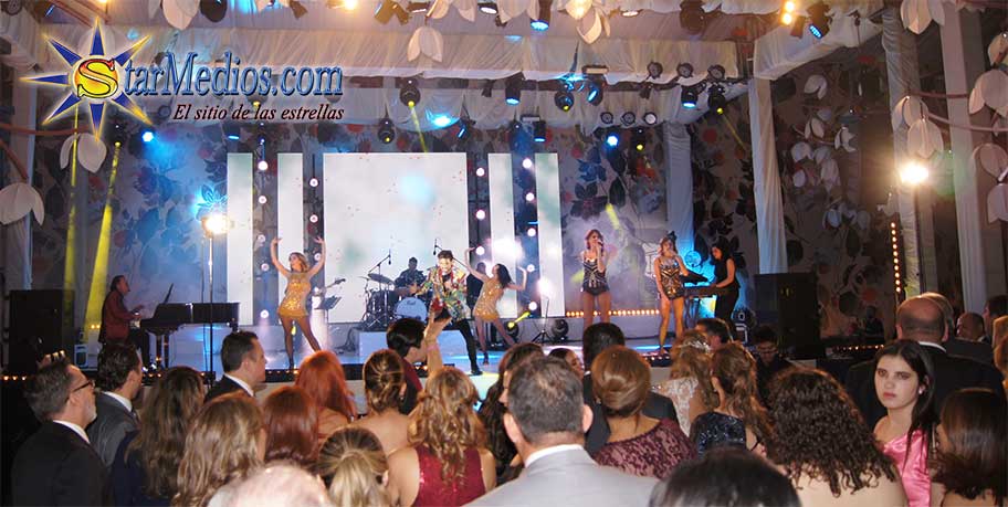 Quinceanera fiesta de XV con grupo musical en escenario